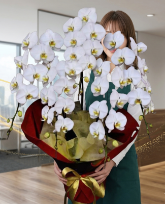 白い花束を持つ女性