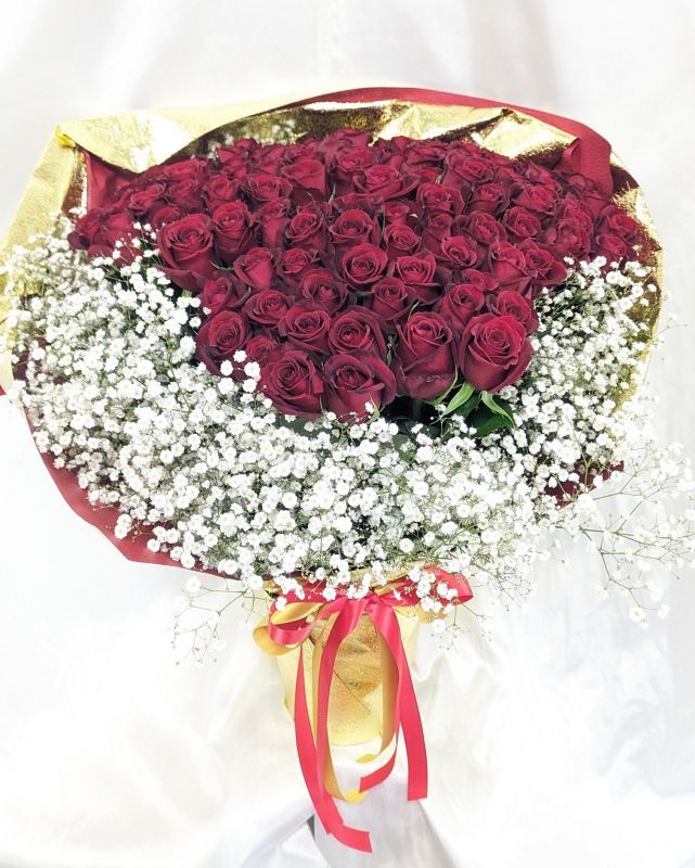 沖縄でのプロポーズに最適な、赤バラとかすみ草を贅沢に束ねた豪華な花束ギフト。真心を伝える感動の一束