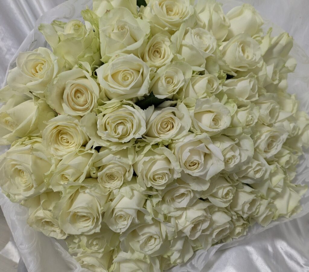沖縄でプロポーズに贈る白薔薇108本の花束|ホテル配達対応・上品で純粋な愛を伝えるサプライズ