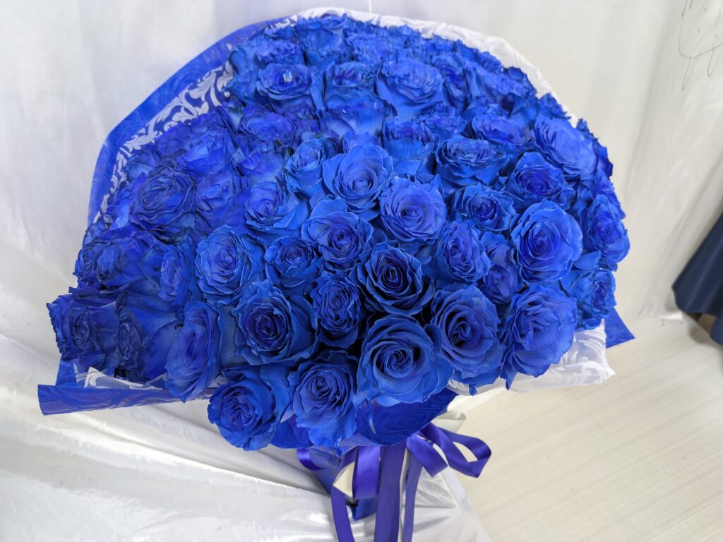 沖縄でプロポーズに贈る青バラ108本の花束|ホテル配達対応・奇跡の花のサプライズ演出