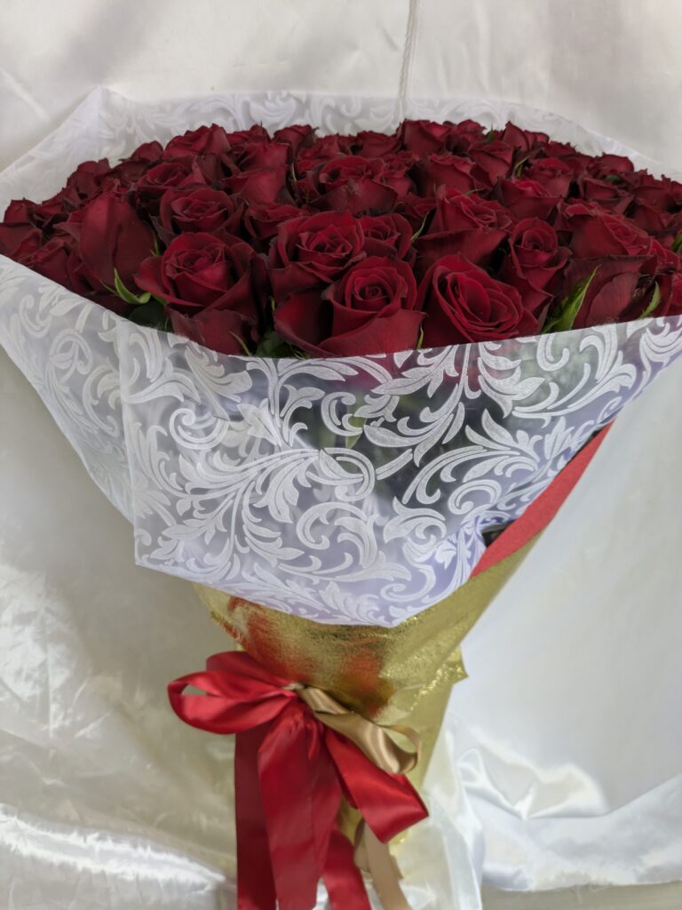 沖縄ホテルで赤バラ108本の花束を贈るプロポーズシーン