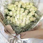 沖縄のプロポーズに贈る白バラ60本とかすみ草の花束